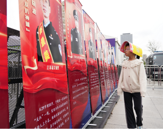 局城中派出, 万球迷涌入 局城中派出, 万球迷涌入